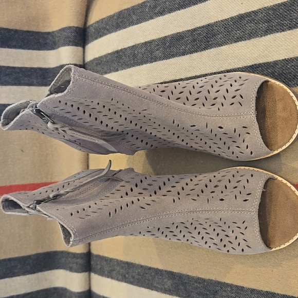 Toms Shoes - Toms Majorca Peep Toe Stucco  Perforated Bootie Sz 9 NWOT